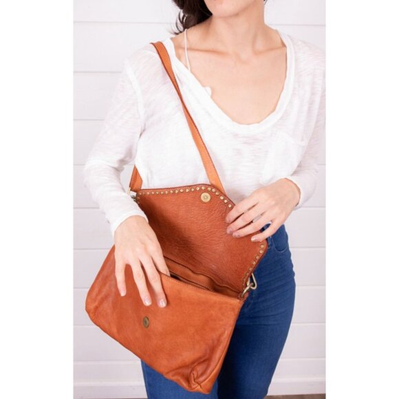 Bolsa Nova Aria Envelope Crossbody in Black Leather Studs Free People Campomaggi - Picture 10 of 10